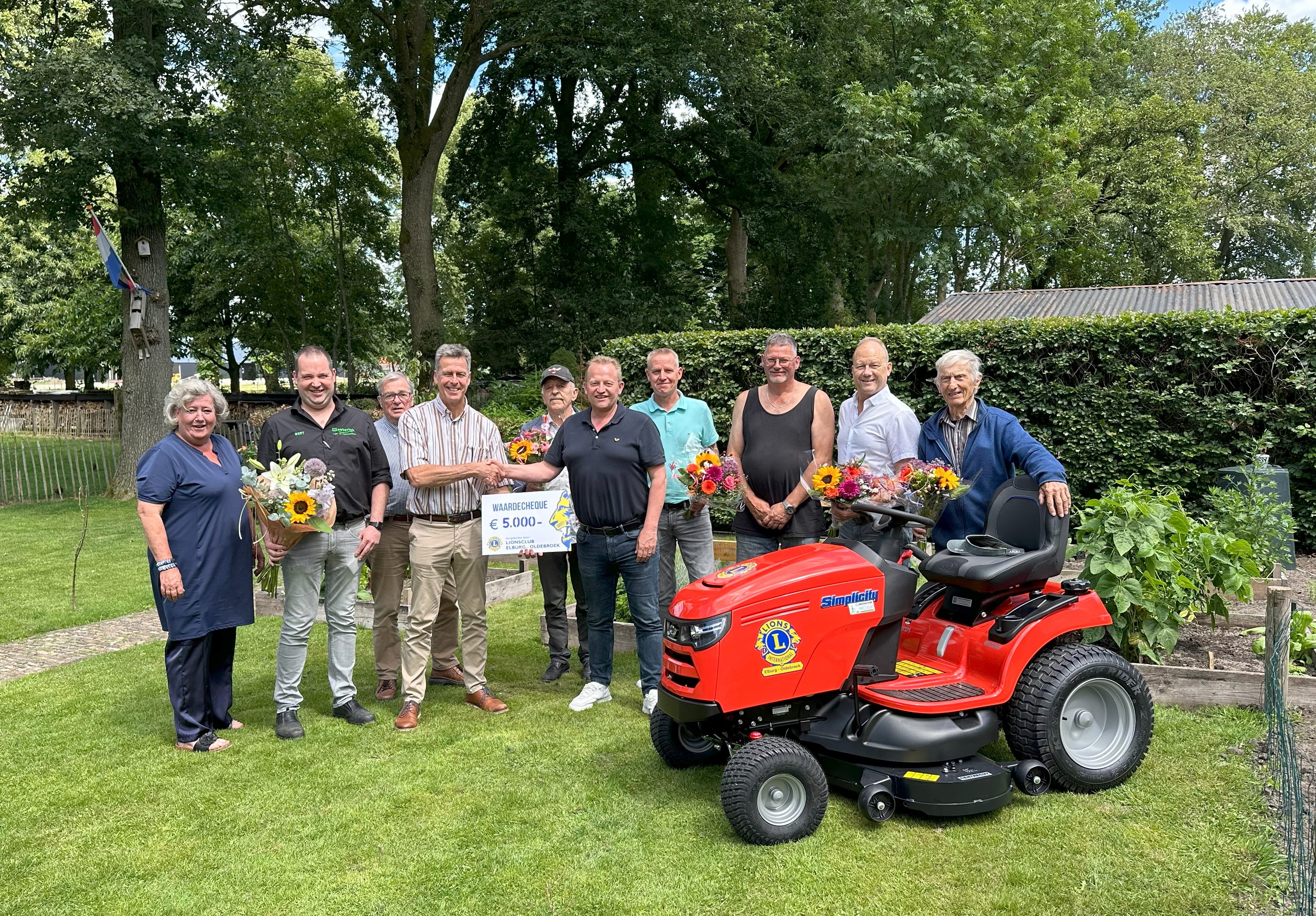 Foto: Lionsclub doneert waardecheque van € 5.000,- voor zitmaaier 