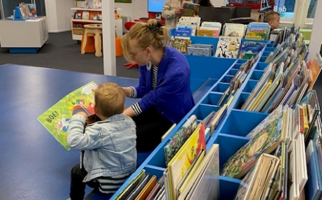 Foto: Rij wachtenden voor de deur bij BoekStartdag Wezep