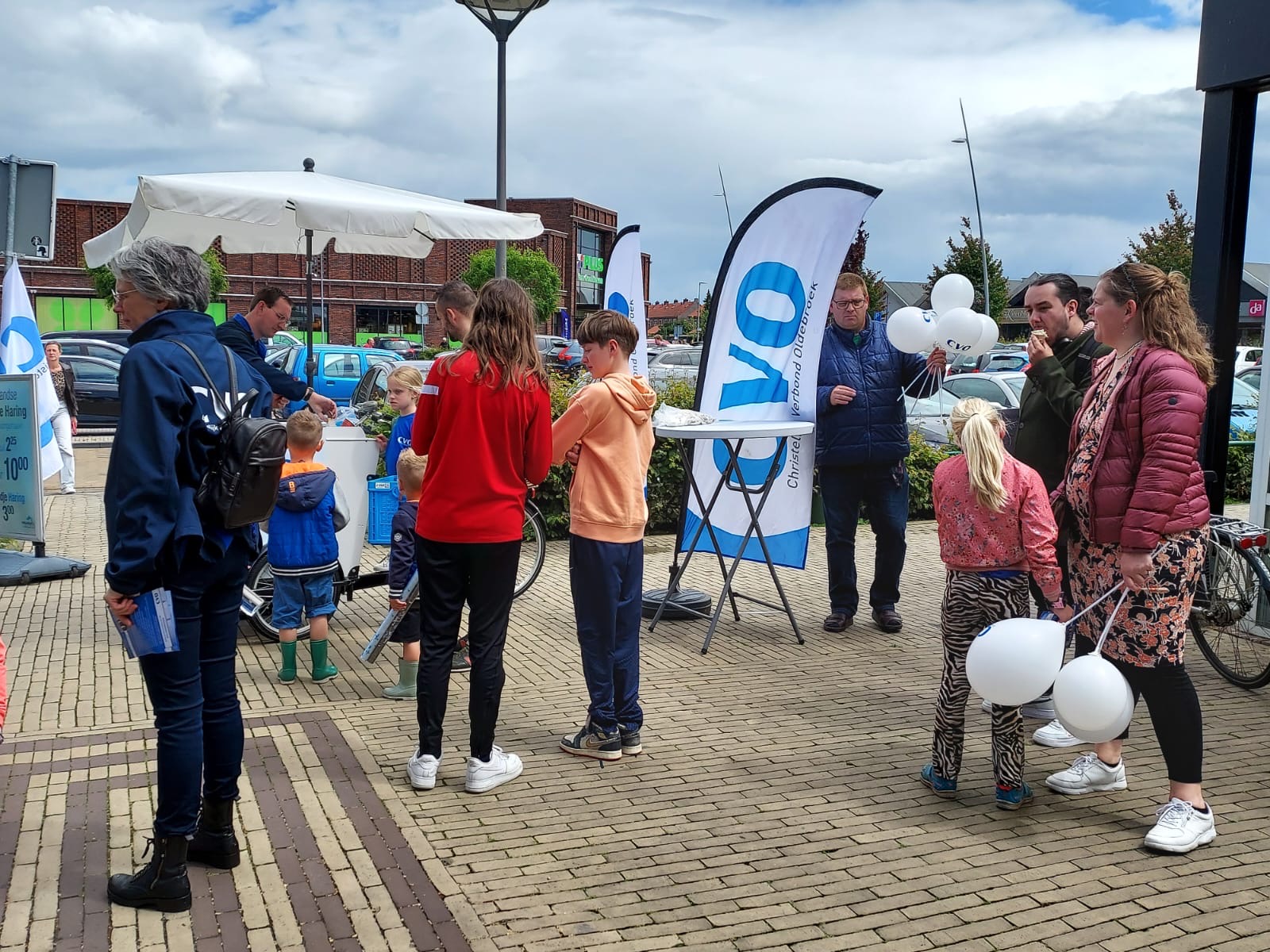 Foto: CVO deelt honderden gratis ijsjes uit in de gemeente Oldebroek