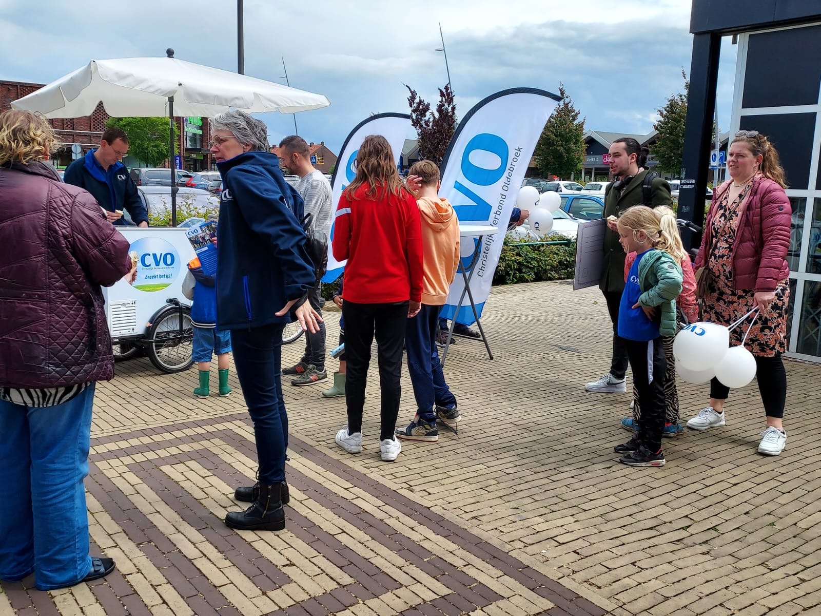 Foto: CVO deelt honderden gratis ijsjes uit in de gemeente Oldebroek