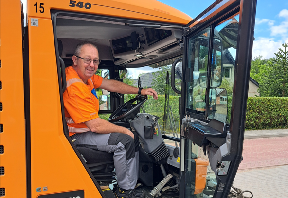 Foto: Jeroen Berghorst, medewerker buitendienst, over de veegwagen