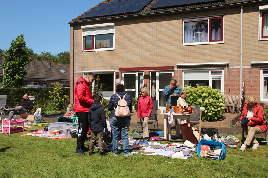 Foto:  Kleedjesmarkt Op De Wip brengt €1104,35 op