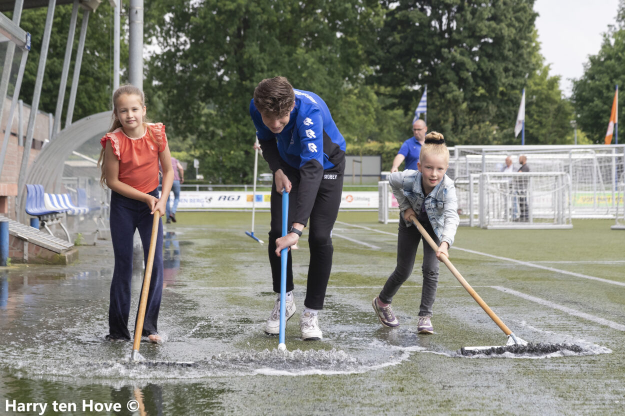 Foto: Wateroverlast op het hoofdveld van ESC
