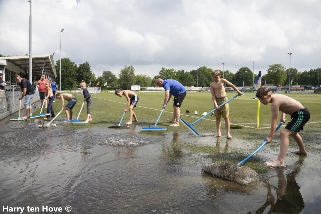 Foto: Wateroverlast op het hoofdveld van ESC