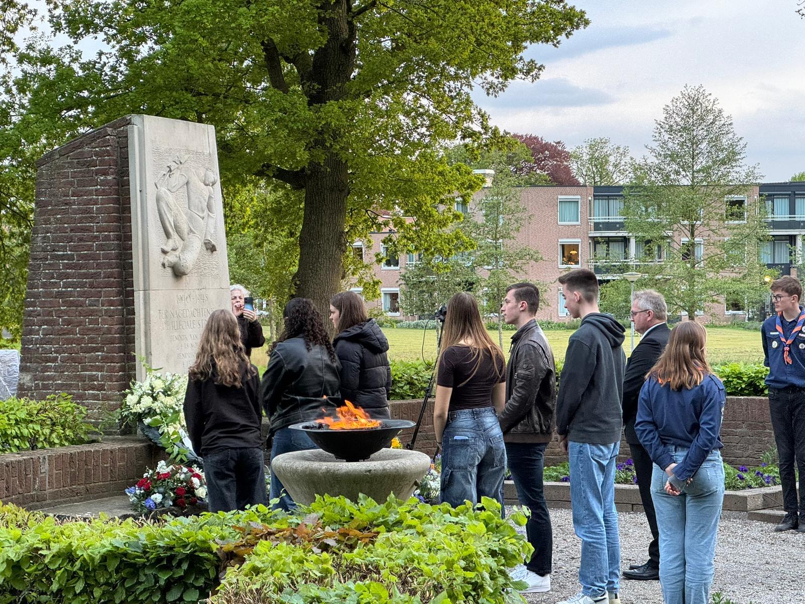 Foto: Duitse scholieren uit partnerstad Haselüne nemen deel aan 4 mei herdenking
