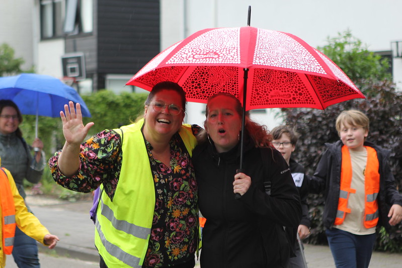 Foto: Regen op de tweede dag Avondvierdaagse Wezep