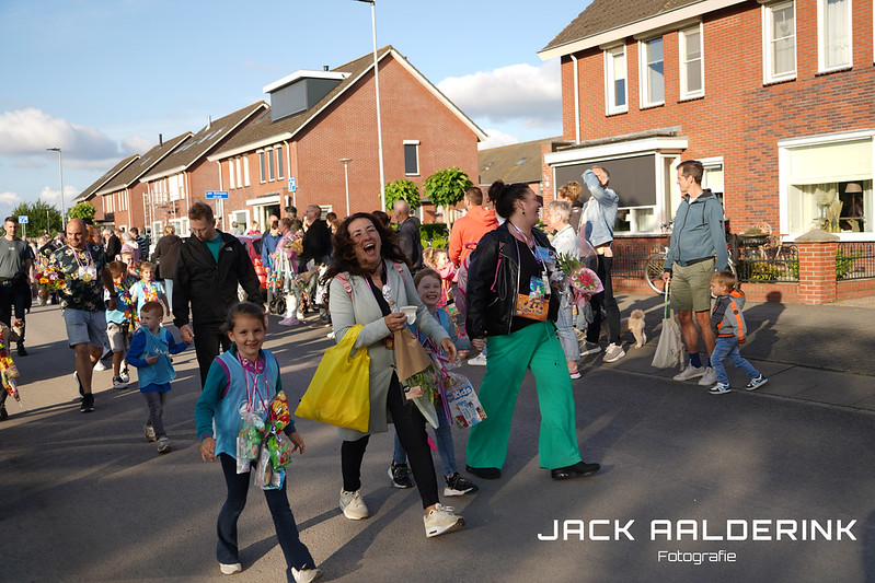 Foto: Laatste dag avondvierdaagse Wezep met afsluitend defilé 