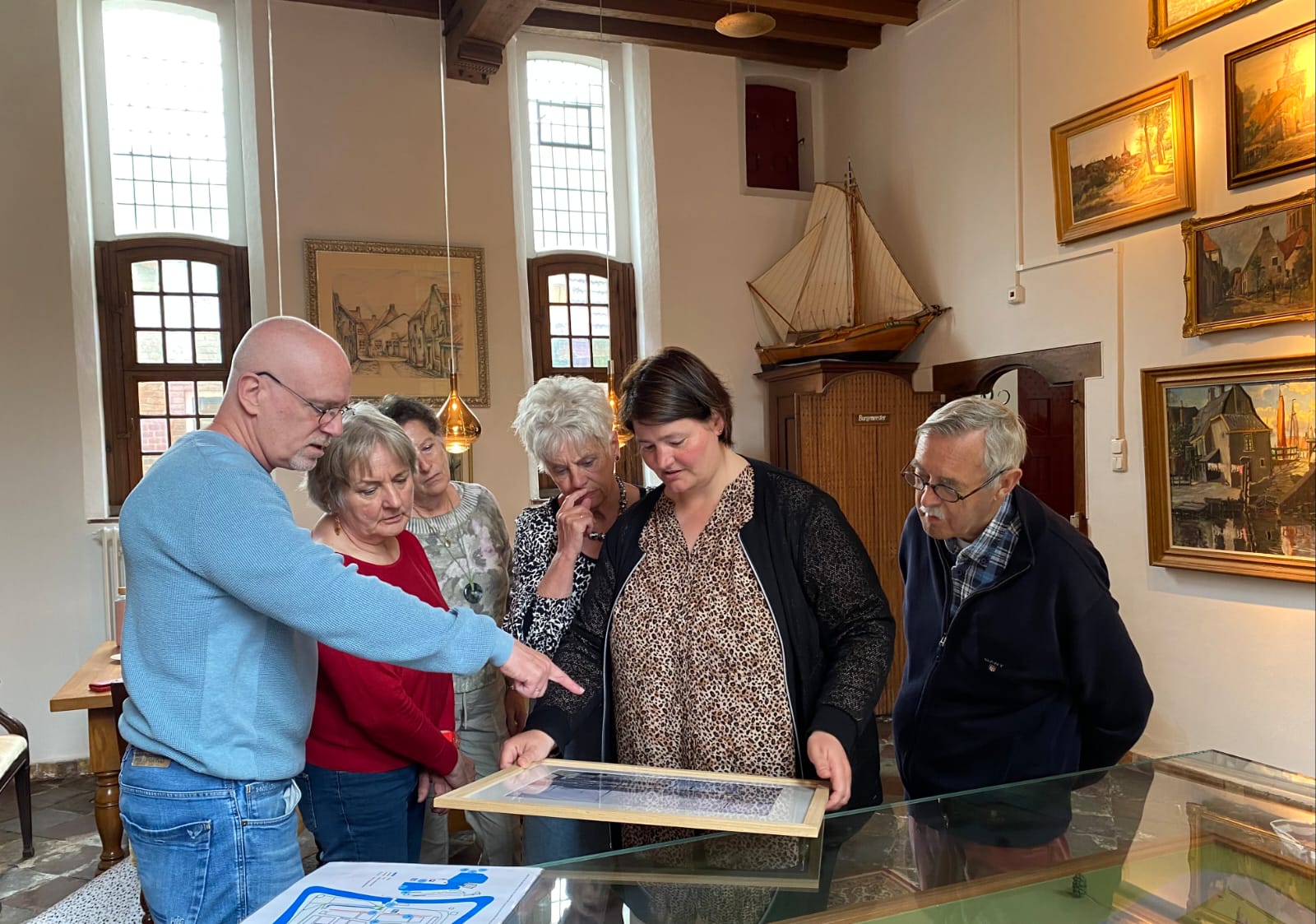 Foto: Schenking aquarel aan Museum Elburg