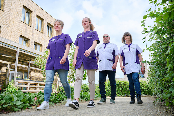 Foto: Viattence medewerkers worden in een nieuw jasje gestoken