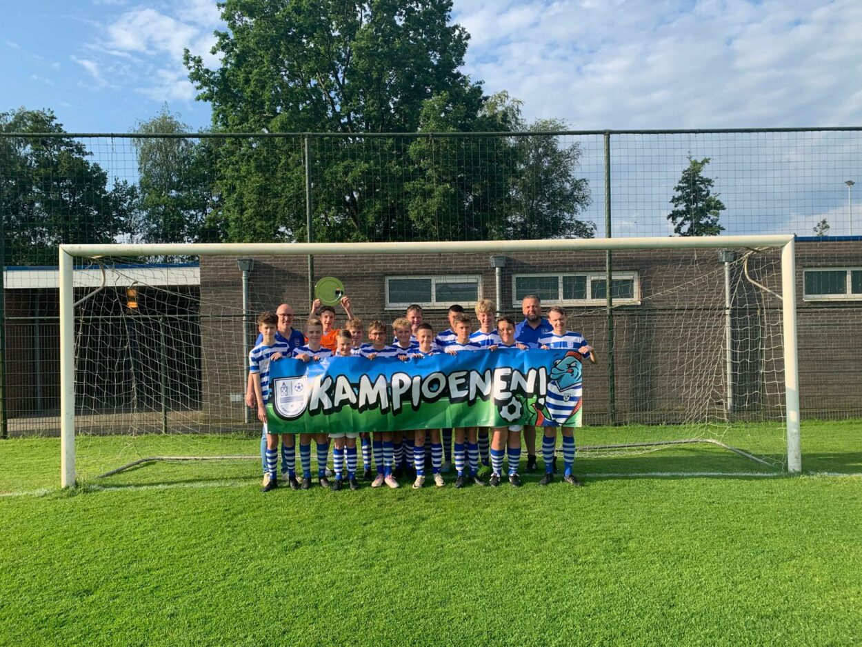 Foto: Supportersvereniging Blauw Wit sponsort kampioensset voor teams