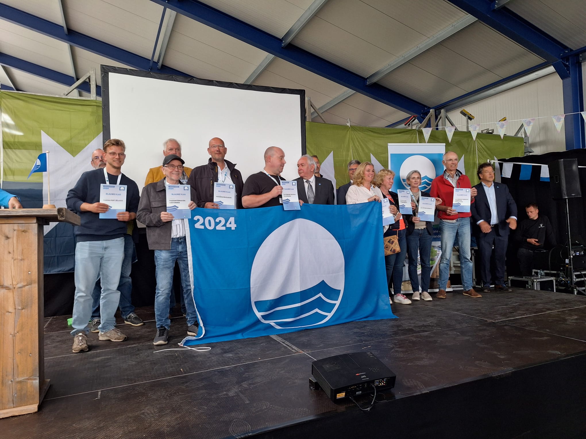 Foto: Blauwe Vlag voor havenmeester Henk Kroes