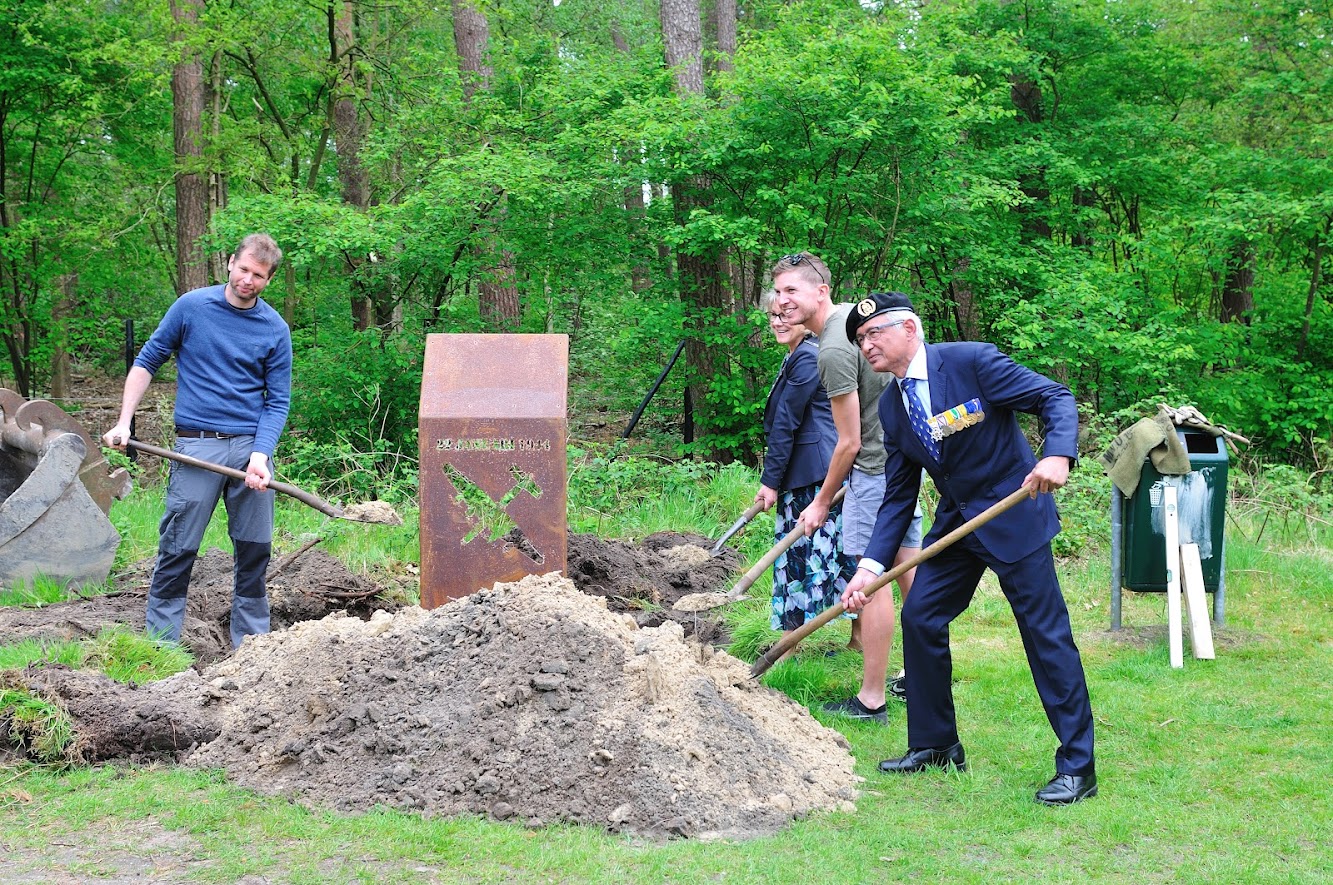 Foto: Nieuwe informatieborden WO2 crashes Gemeente Oldebroek geplaatst