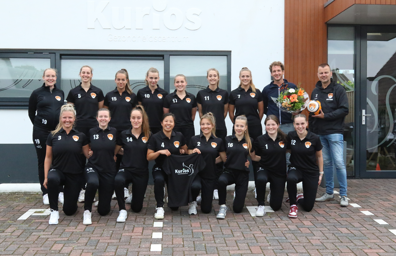 Foto: Nieuwe trainingspakken en polo’s voor DSV’61 Vrouwen 1
