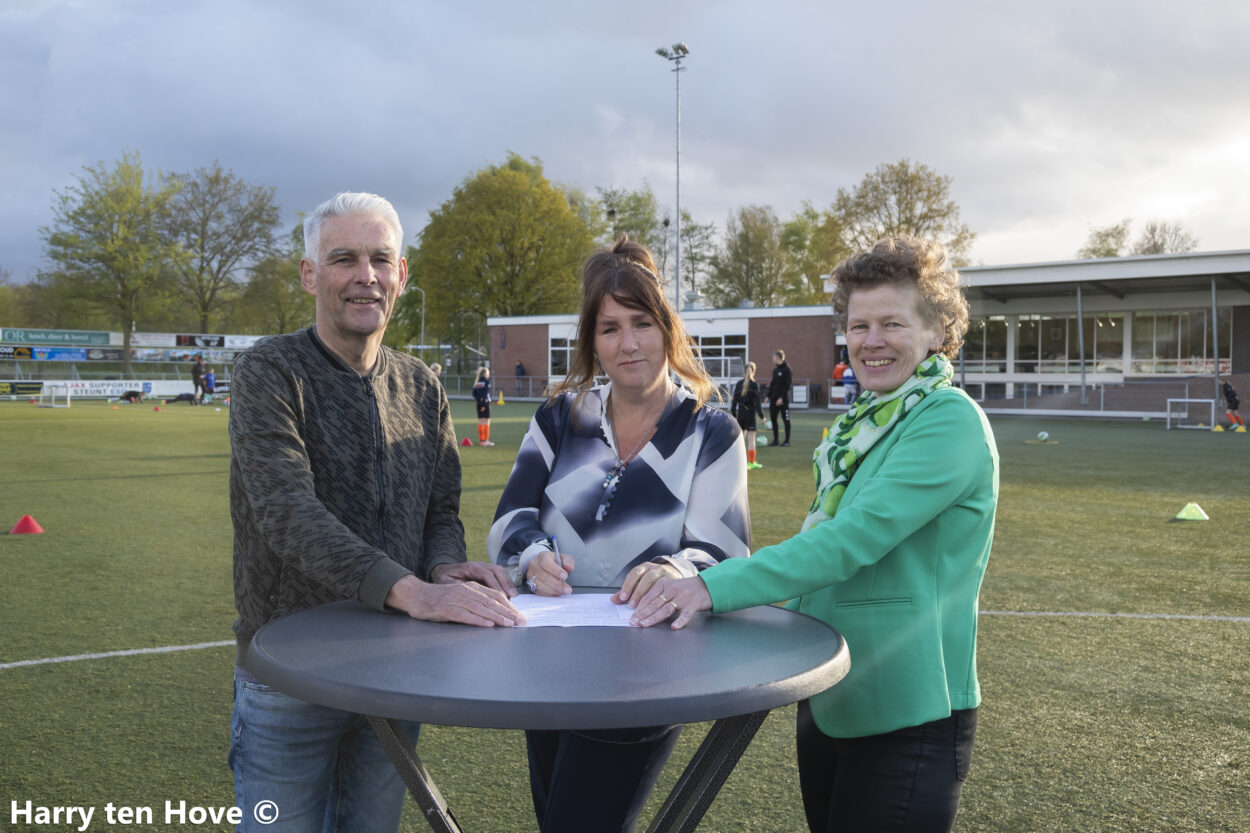 Foto: Contractondertekening Talenten Team Reggestreek en Elburger SC