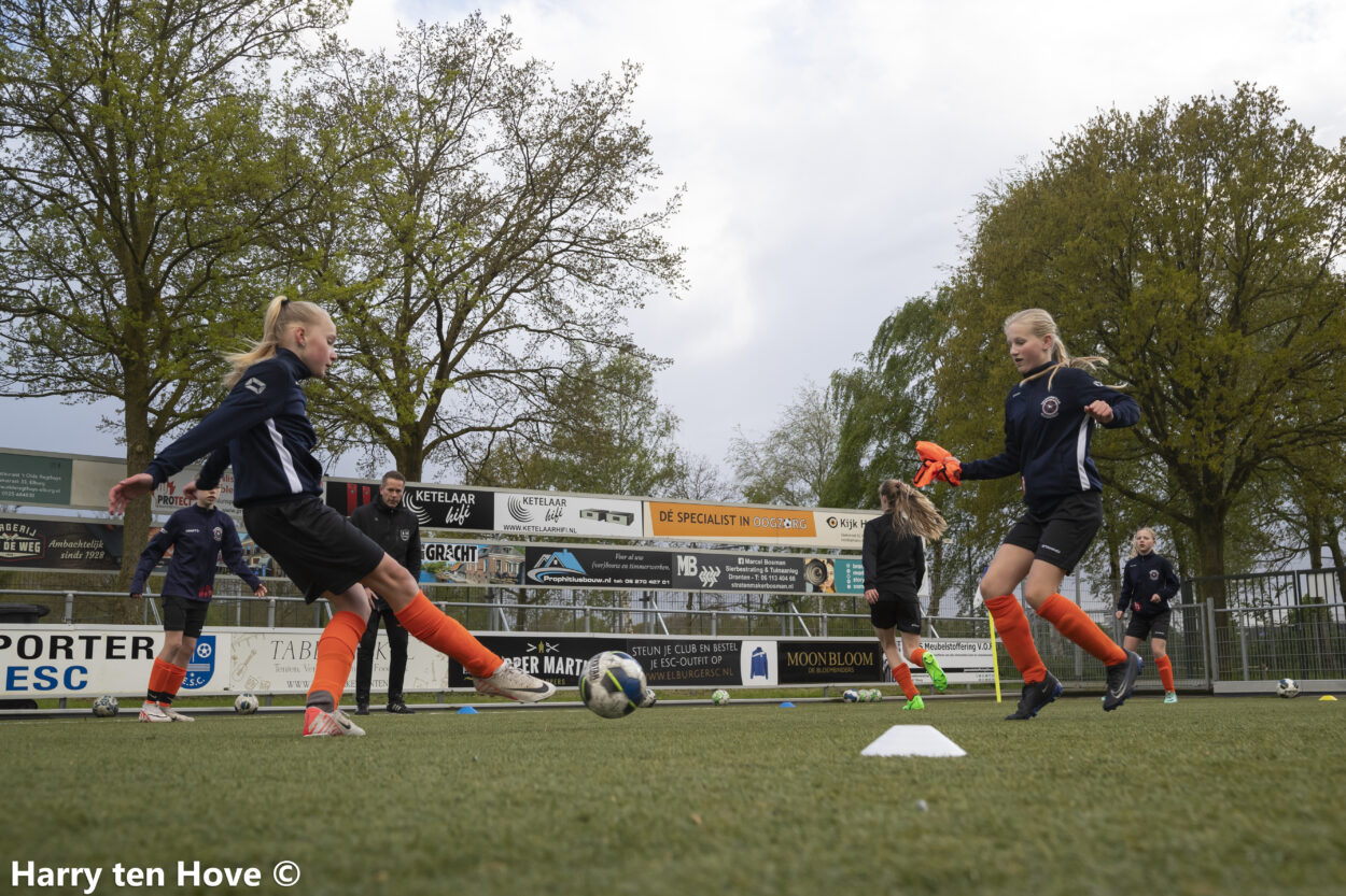 Foto: Contractondertekening Talenten Team Reggestreek en Elburger SC