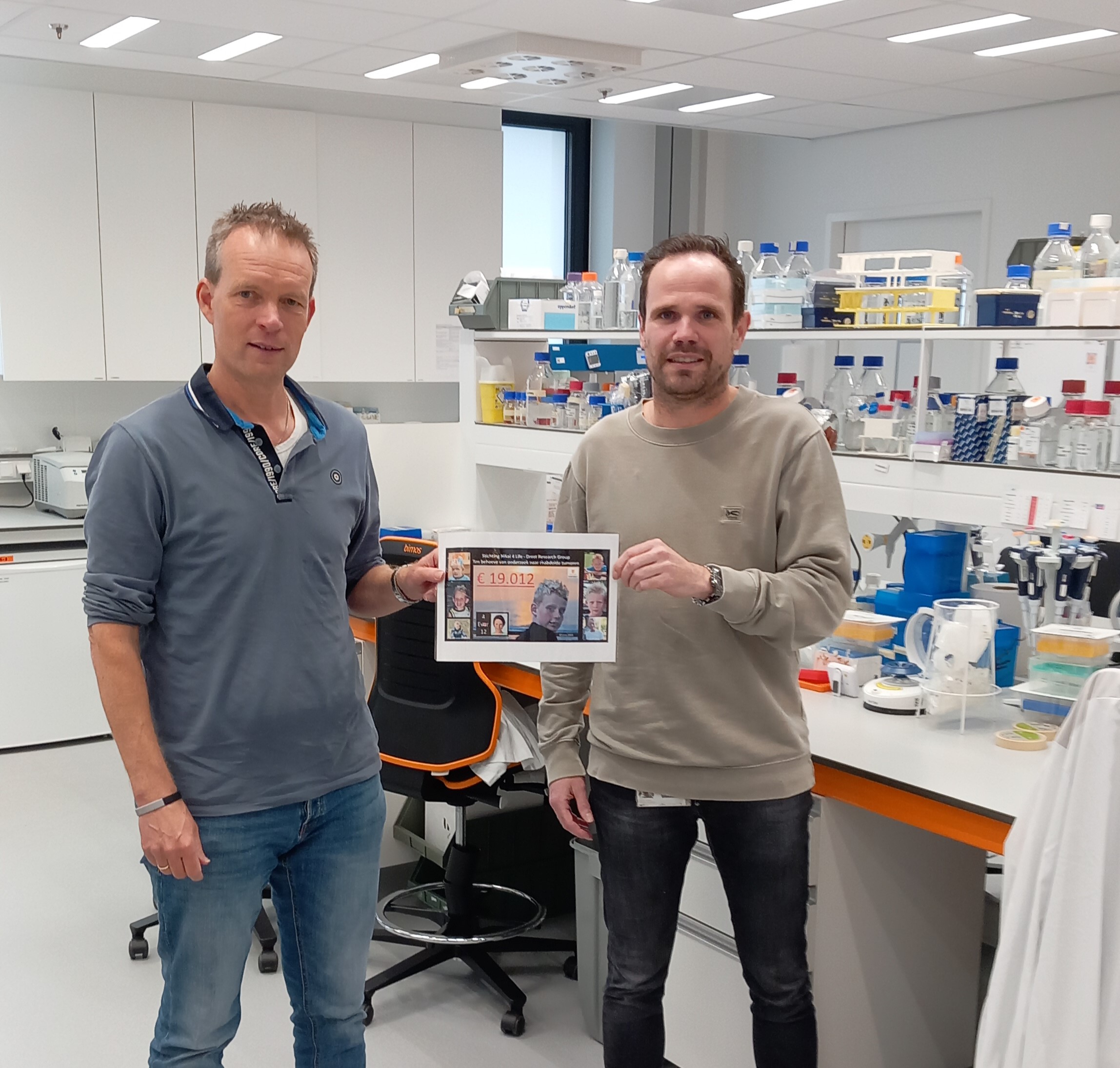 Foto: Stichting Nikai 4 Life overhandigt cheque van € 19.012 hoofdonderzoeker Jarno Drost