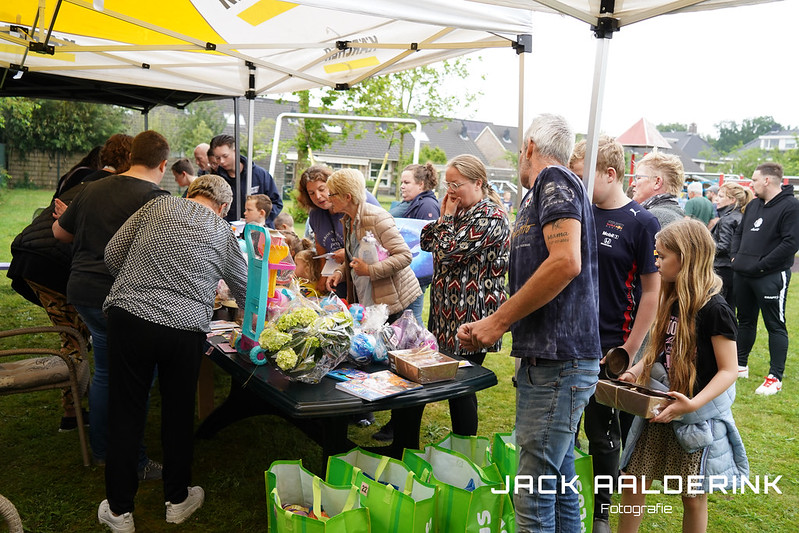 Foto: Kleedjesmarkt levert €1917,- op voor De Speelbus