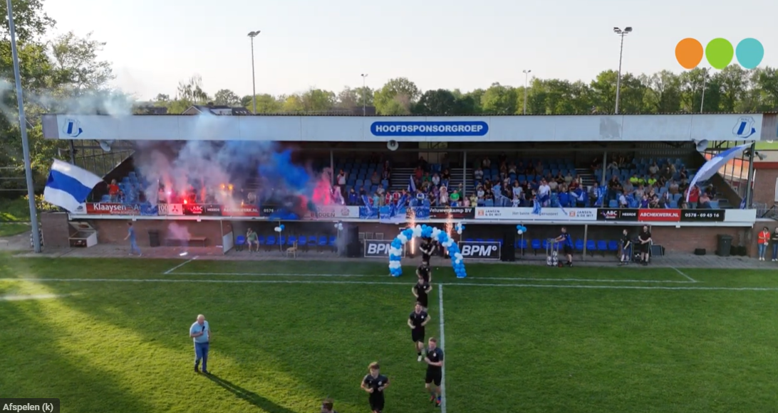 Foto: Vlaggen, vuurwerk en fakkels bij de training van WHC 