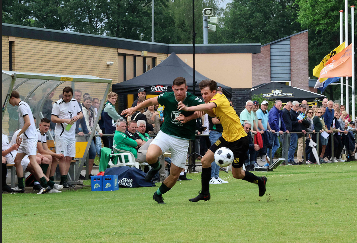 Foto: S.V. ’t Harde verliest laatste competitiewedstrijd in Vaassen