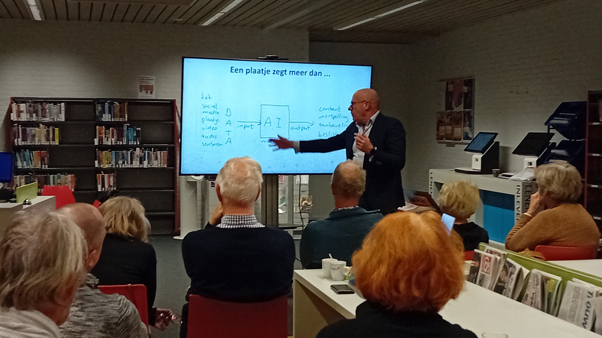 Foto: Jack Esselink zet publiek flink aan het denken bij lezing over AI