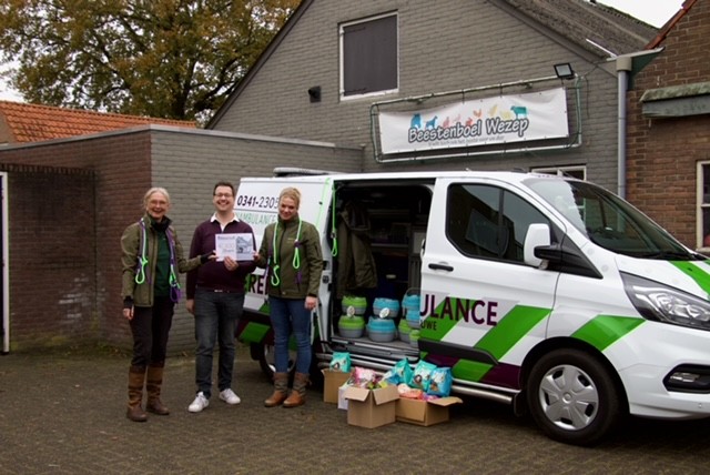 Foto: Donatie voor dierenambulance NW Veluwe 