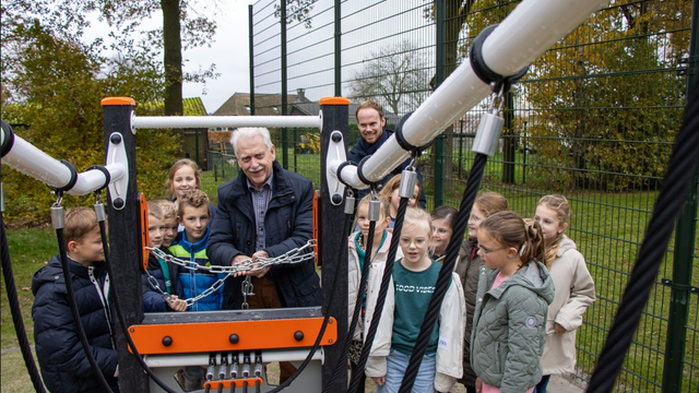 Foto: Vernieuwde speeltuin Doornenkamp Hoge Enk feestelijk geopend