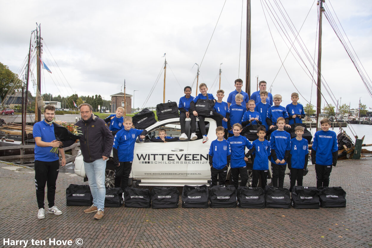 Foto: Nieuwe trainingspakken en tassen voor de JO13-2 ESC