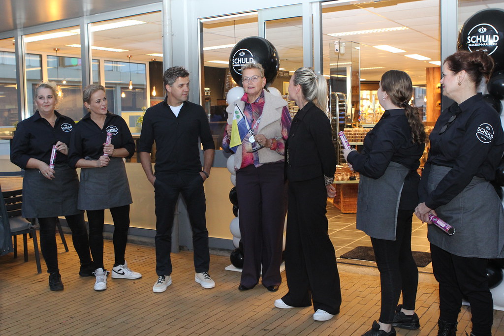 Foto: Fotocollage opening Bakkerij Schuld in Wezep