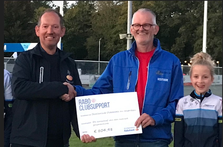 Foto: Skeelerclub Oldebroek ontvangt Raboclubsupport cheque