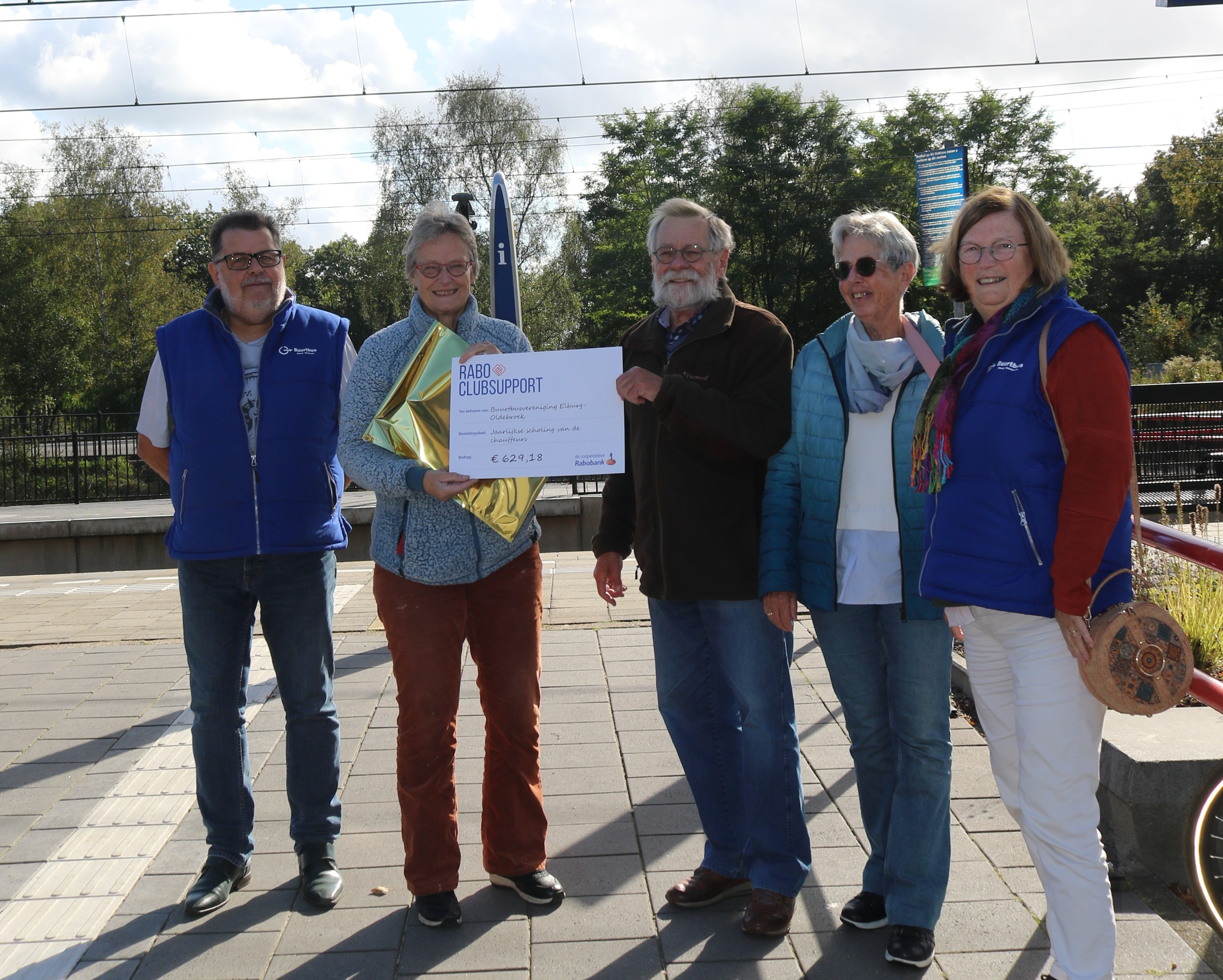 Foto: Overhandiging cheque Rabo clubsupport aan buurtbus