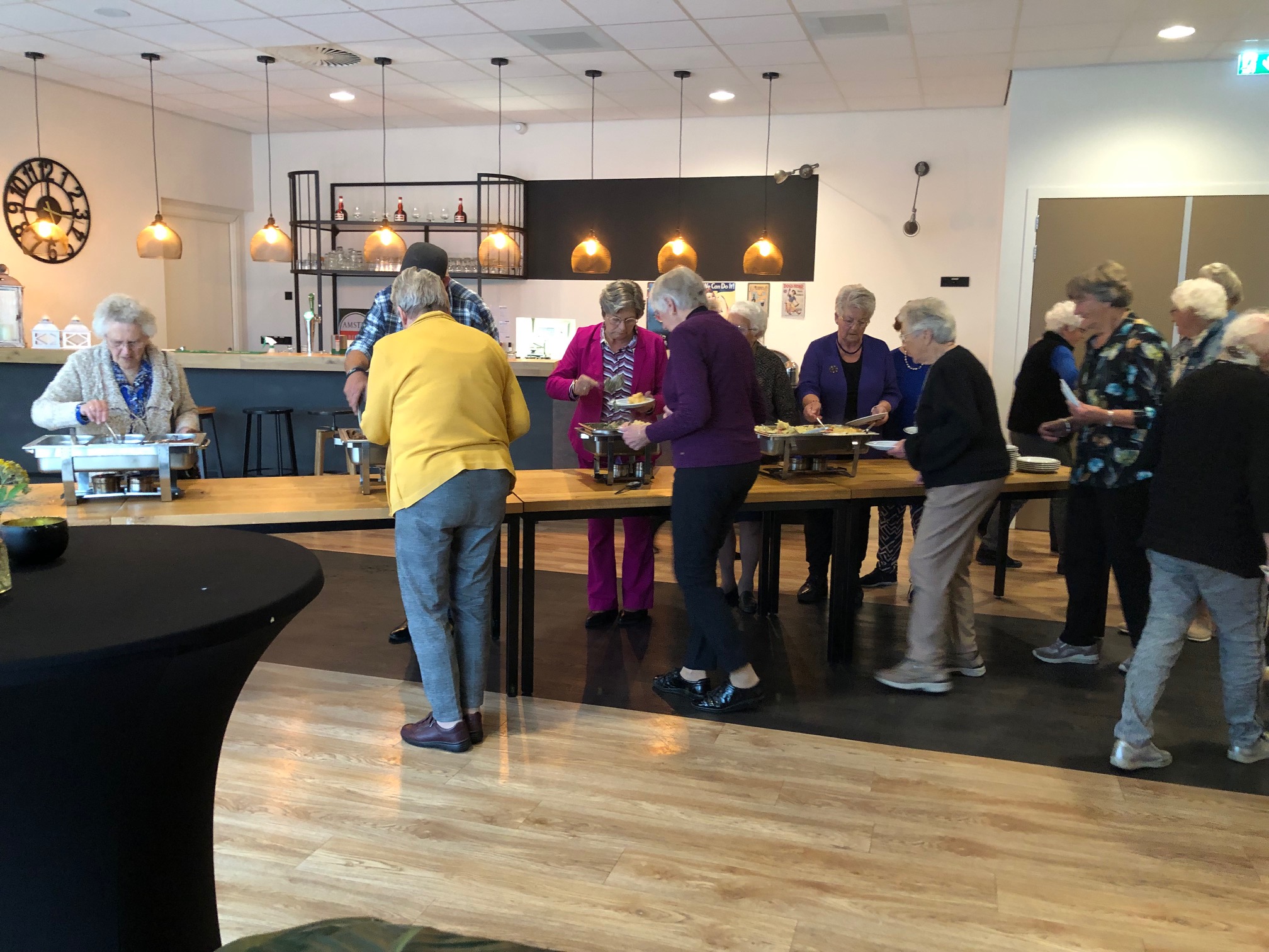 Foto: Drukbezochte seniorenmiddag in Oosterwolde