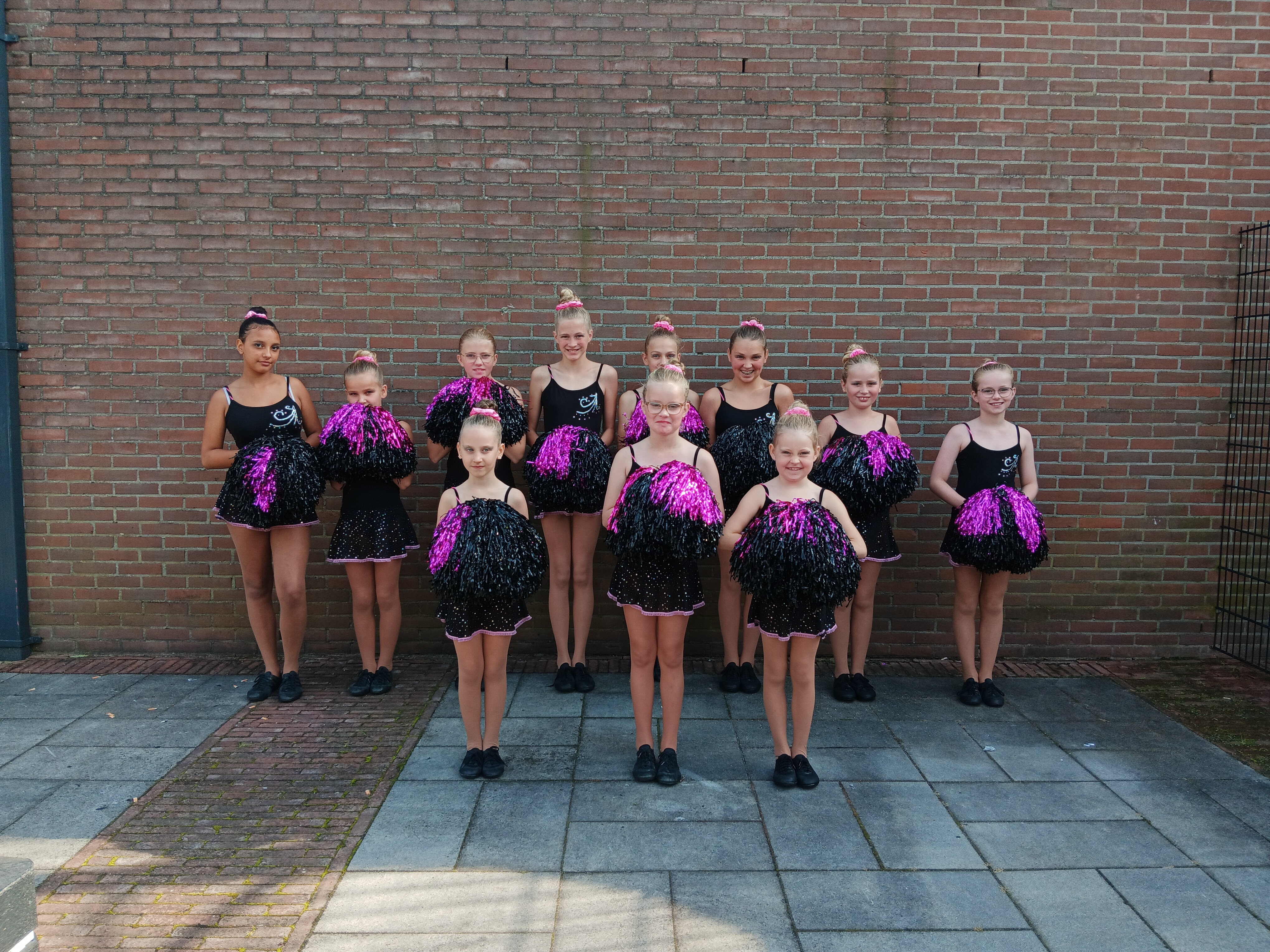Foto: Het Pomteam van Twirlvereniging Majofique uit Wezep wint goud