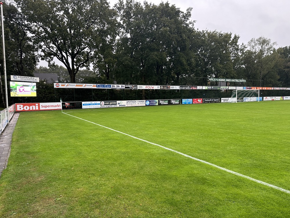 Foto: Supportersvereniging Groen Wit voltooit reclameborden-voorziening voor S.V. ‘t Harde