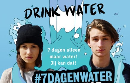 Foto: Wethouder Anjo Simonse vraagt aandacht voor de 7dagenwaterchallenge
