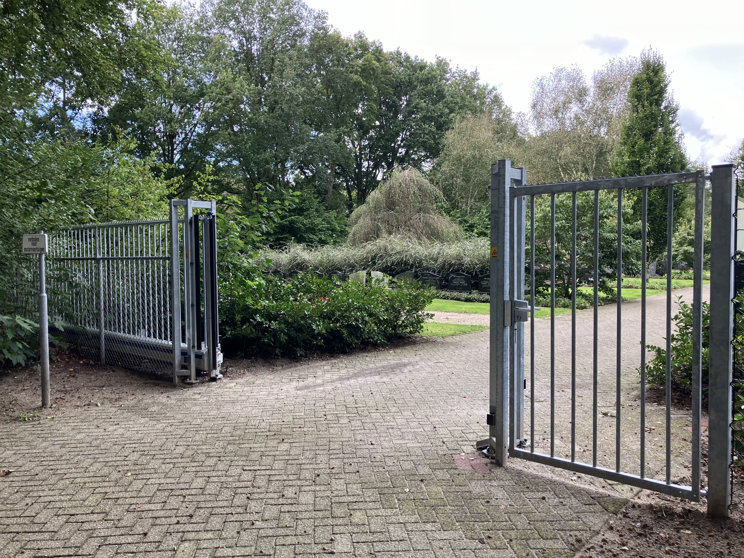 Foto: Nieuwe toegangspoorten voor begraafplaatsen Wezep en Oldebroek