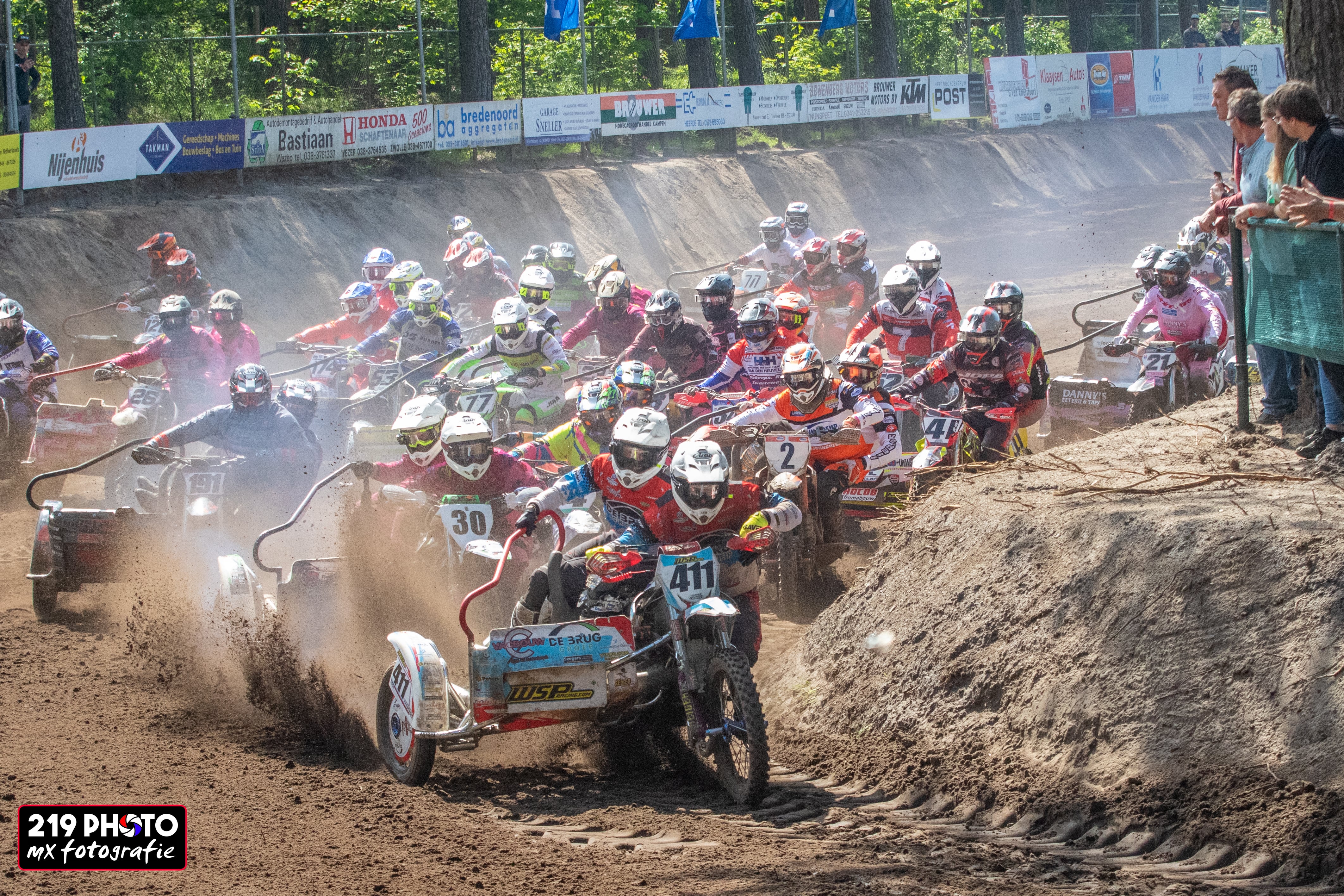 Foto: Rick van Werven en Levi Schreurs rijden zich op het podium in Heerde