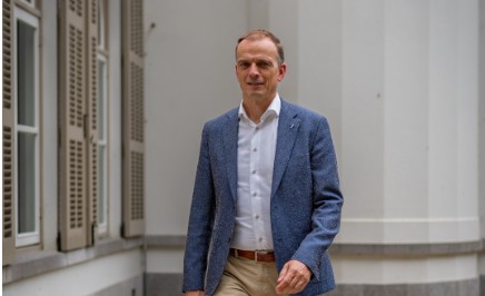 Foto: Column wethouder Anjo Simonse: Zegenend in beweging