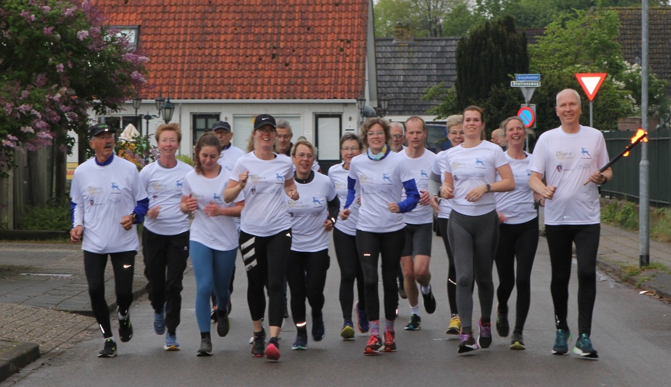 Foto: Atletiekvereniging De Gemzen brengt het bevrijdingsvuur naar Oosterwolde