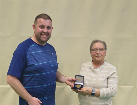 Foto: Harmke van de Werfhorst ontvangt erepenning van de badmintonbond