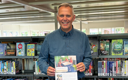 Foto: Jaarverslag bibliotheek voor wethouder Jeensma