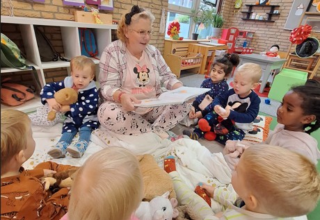 Foto: Peuters in pyjama naar de Wereldkinderen