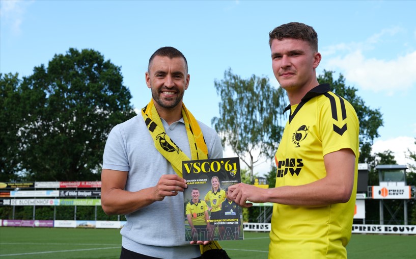 Foto: Bram van Polen neemt 26e editie Presentatiegids VSCO’61 in ontvangst