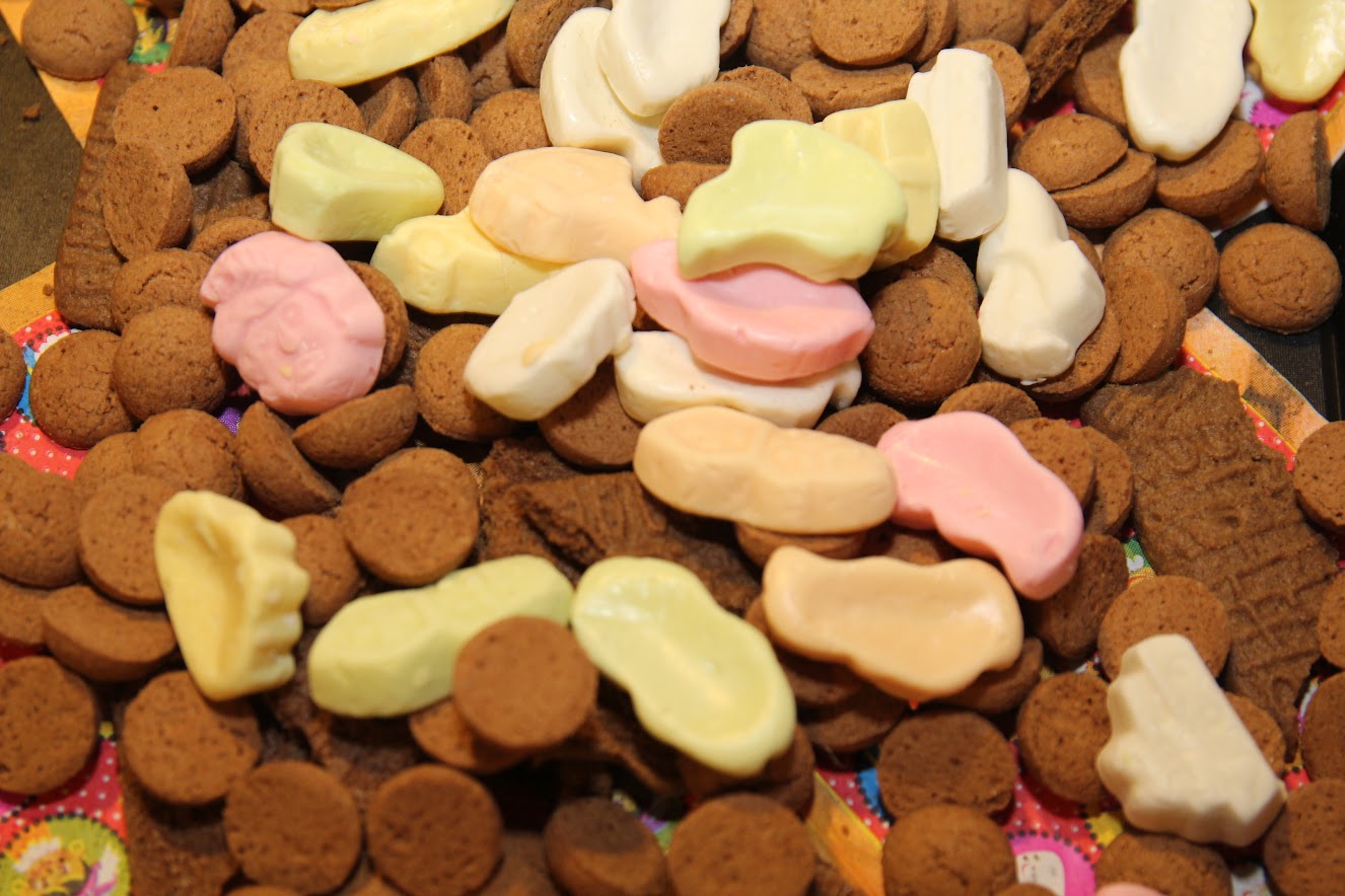 Foto: Tekeningen en verlanglijstjes voor Sint inleveren 