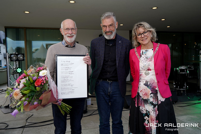 Foto: Ton van Leijen uitgeroepen tot dorpsdichter van Oldebroek