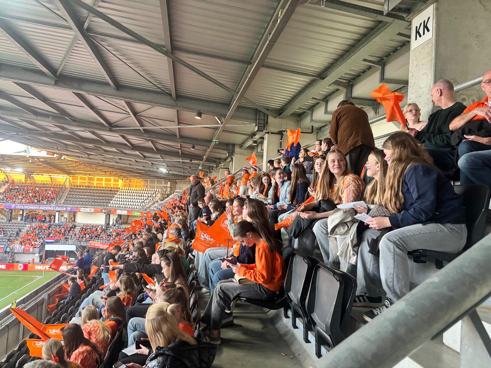 Foto: Jeugdtrip naar voetbalwedstrijden ter ere van 100 jaar OWIOS