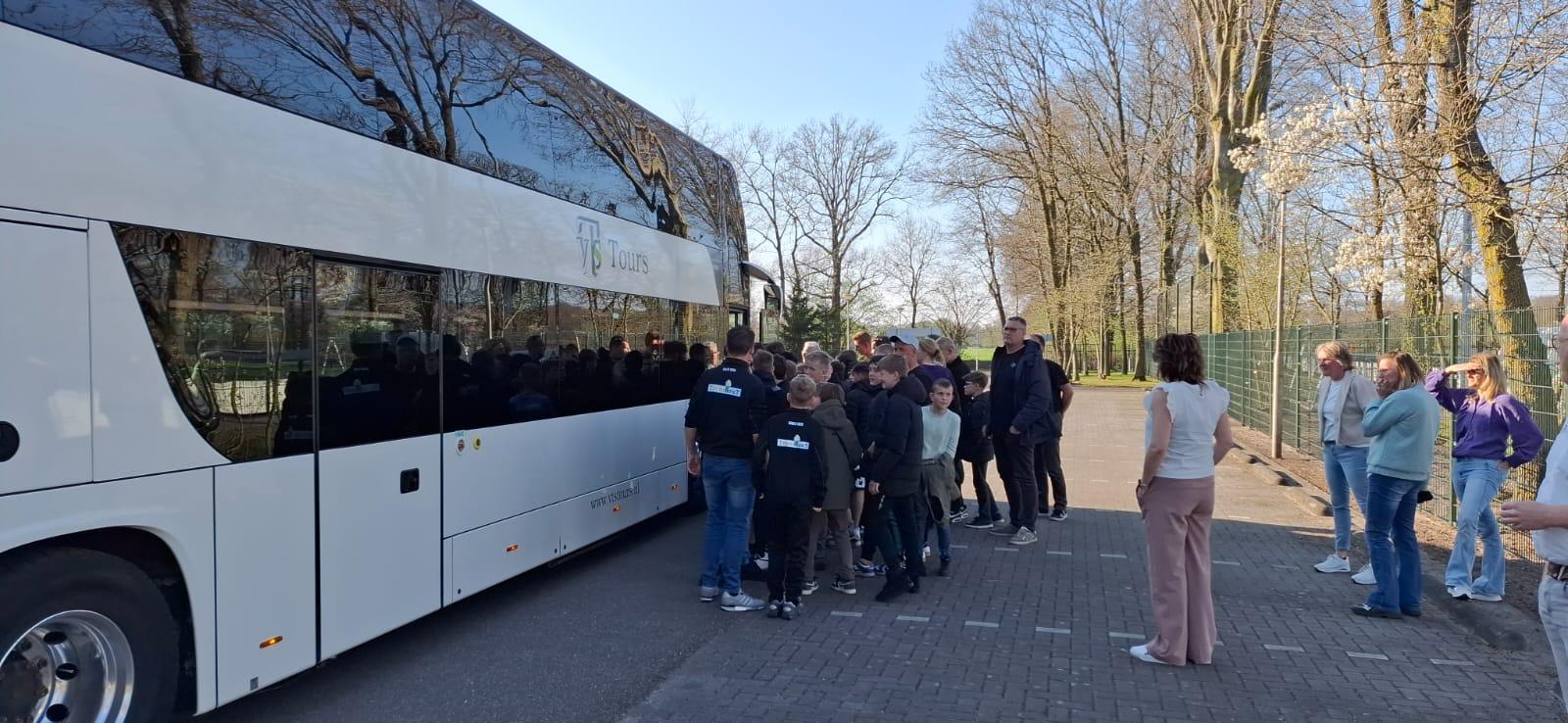 Foto: Jeugdtrip naar voetbalwedstrijden ter ere van 100 jaar OWIOS
