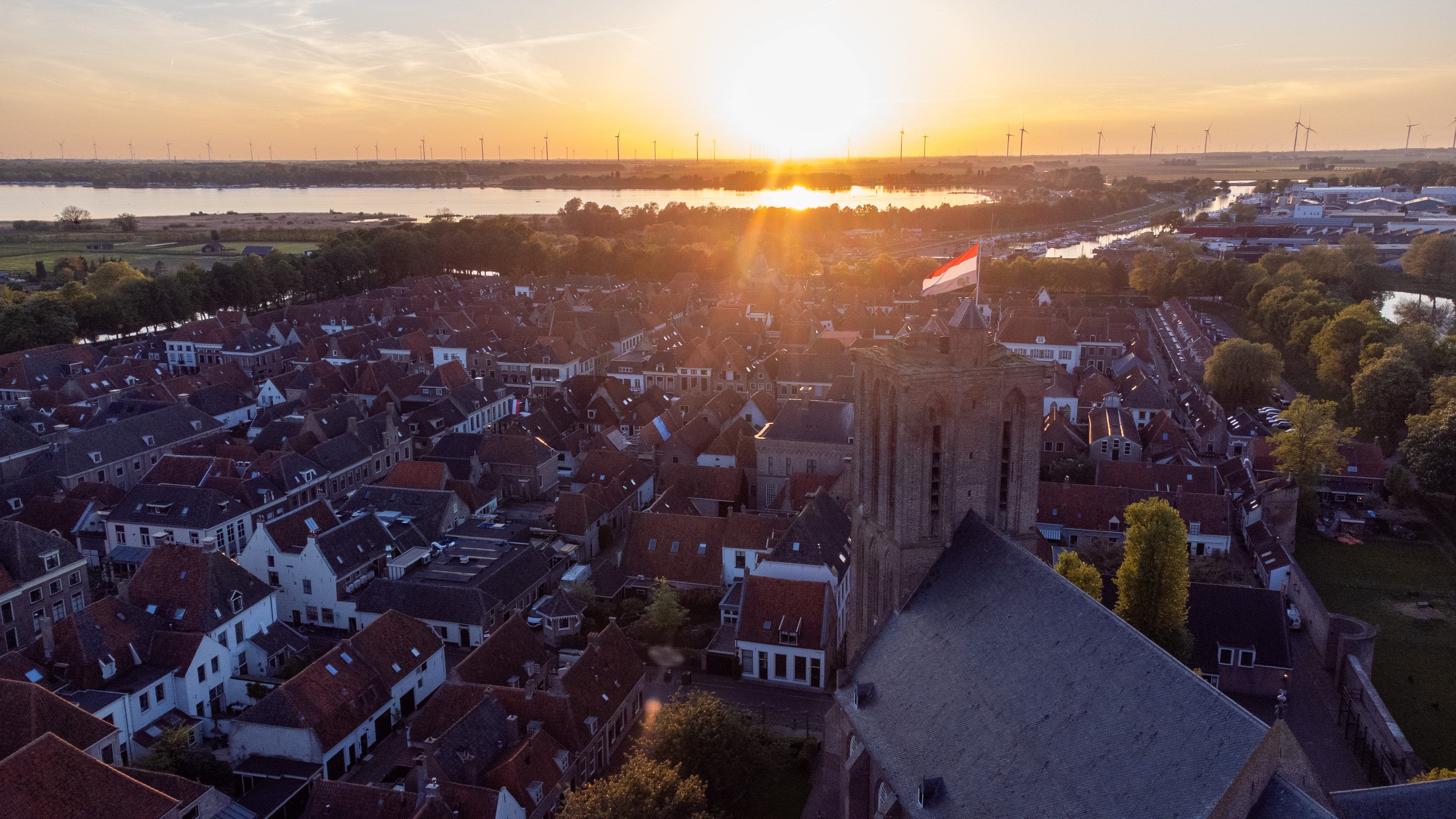 Foto: VIDEO | Zonsondergang legt Elburg in warm licht