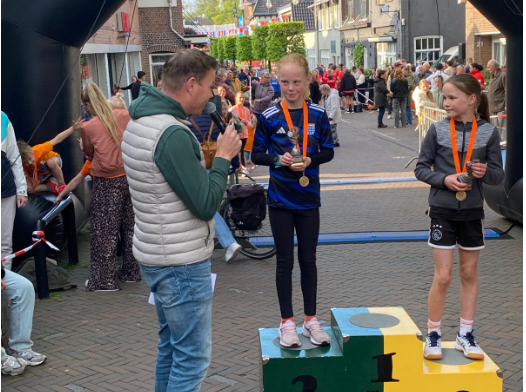 Foto: Tweede plaats voor Sterre van den Beld uit Wezep tijdens stratenloop in Wijhe