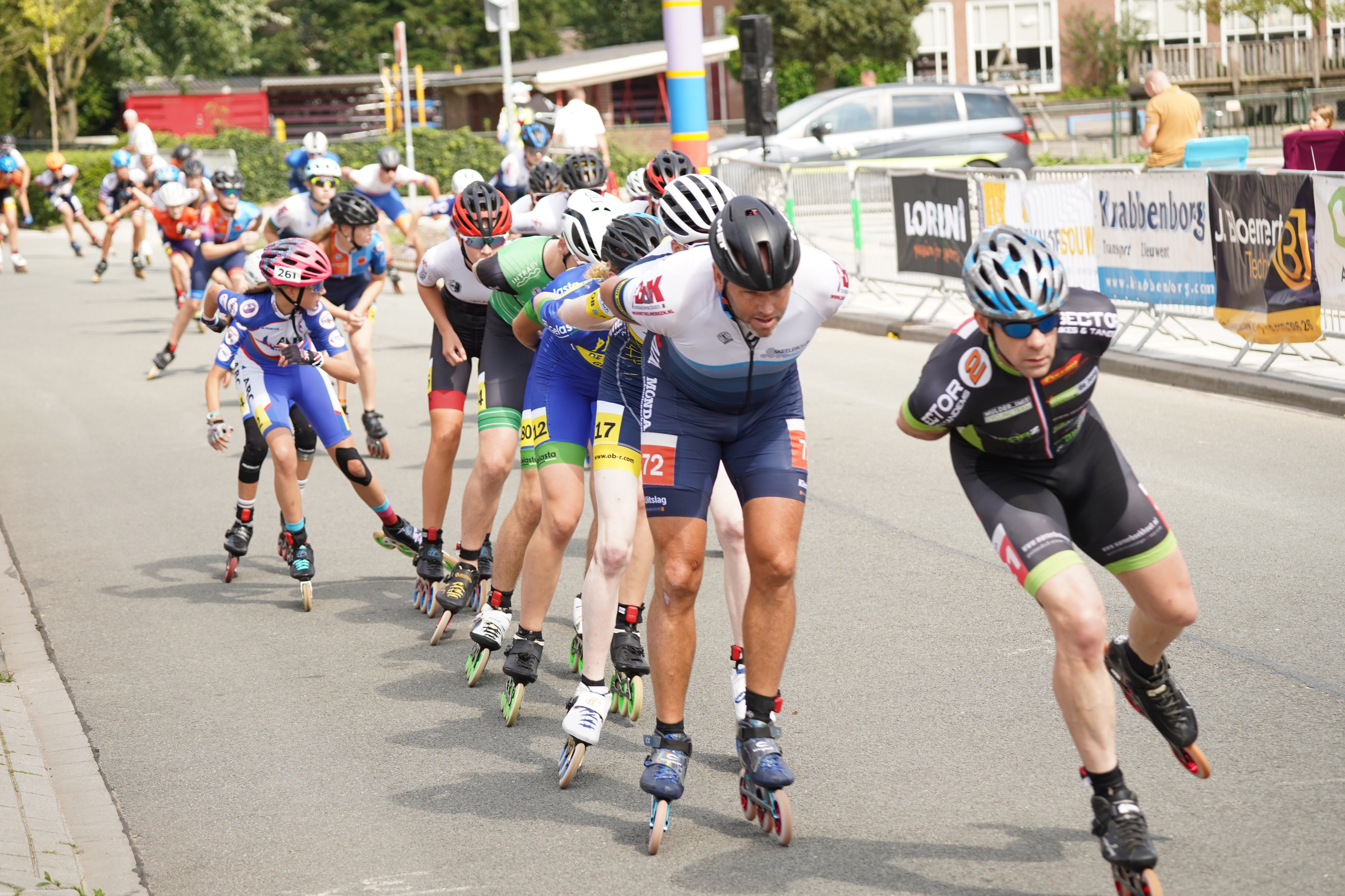 Foto: Luc ter Haar en regionale skeeleraars aan de start in Oldebroek