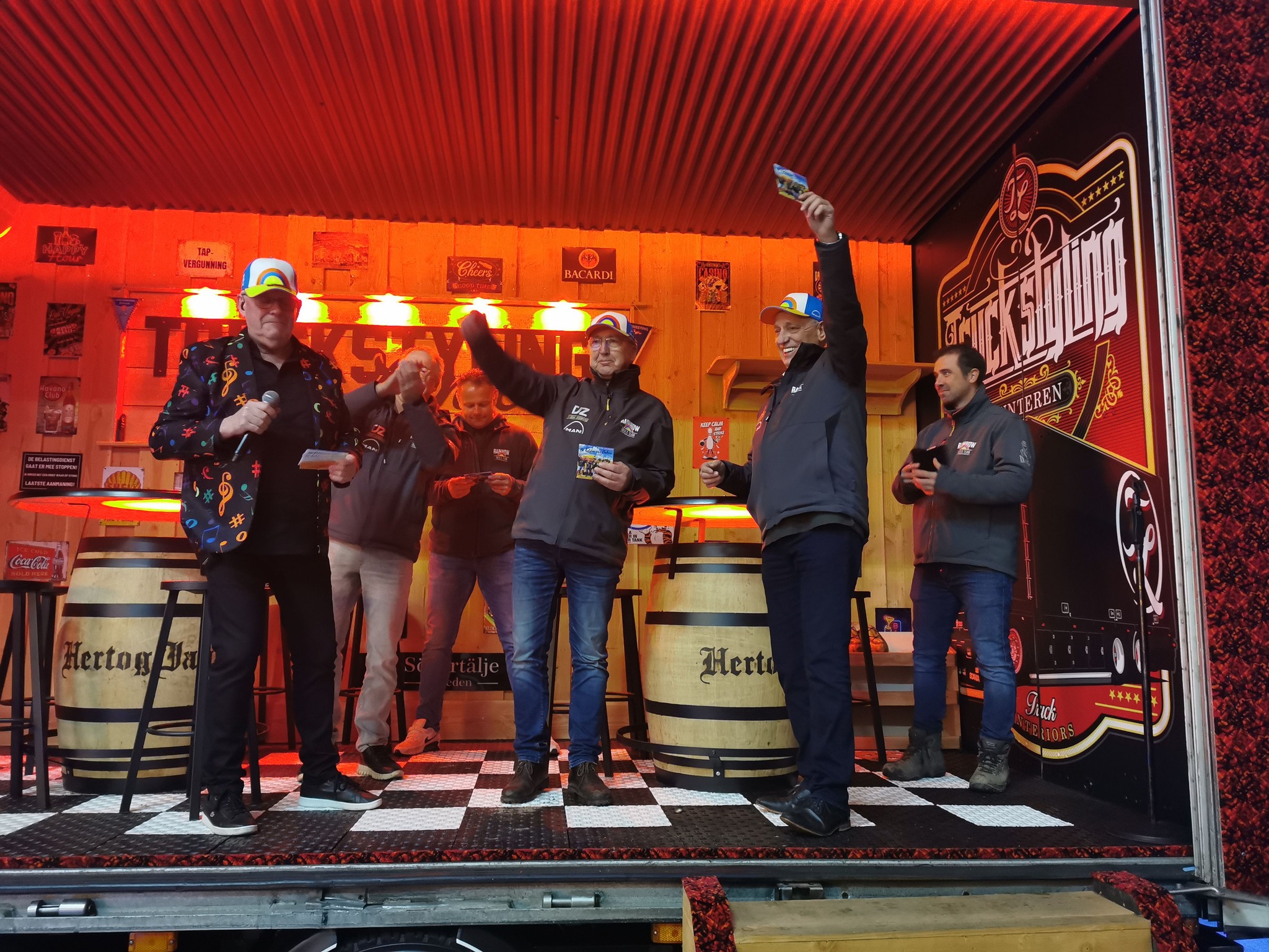 Foto: Willem van Hooren overhandigt eerste CD aan Rainbow Truck Team